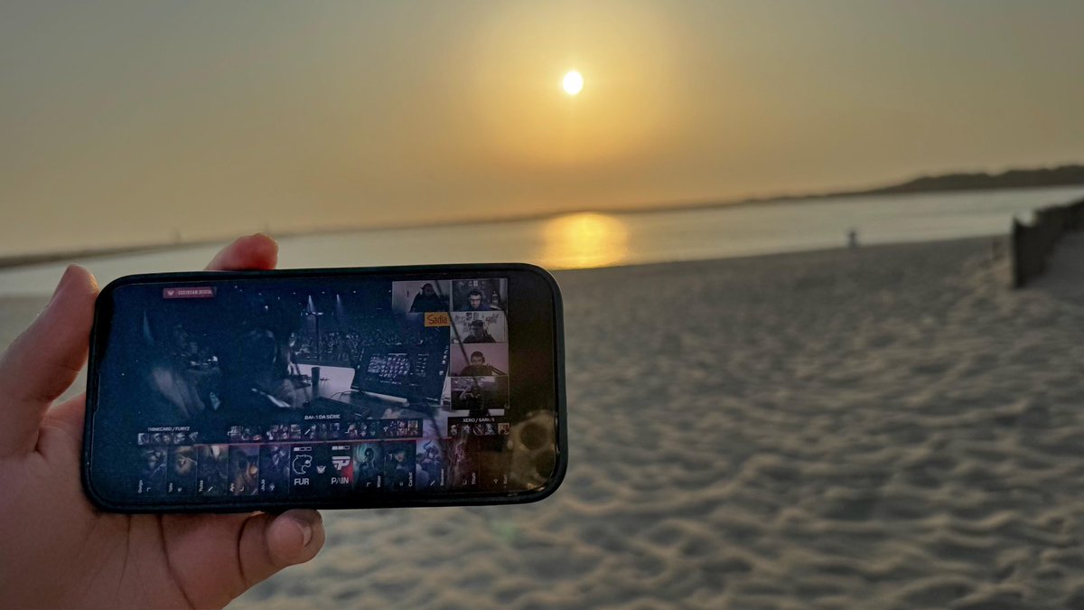 Curtindo um pôr do sol e vendo IDL #LTA #ilhadaslendas ⁦<a href="/zNiCoLoFF/">IDL NiCoLoFF 🏝️</a>⁩ ⁦<a href="/baianolol1/">Baiano</a>⁩  📍Praia da Barra, Aveiro — Portugal