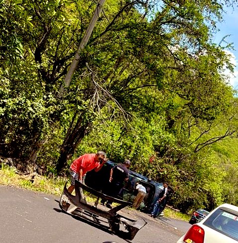 Multimagen_Info's tweet photo. #DeLado
🆘 Un automovilista volcó en su unidad en la zona de cañón de lobos dirección #Yautepec #Morelos #Cuidado https://t.co/efVBDl9wdr