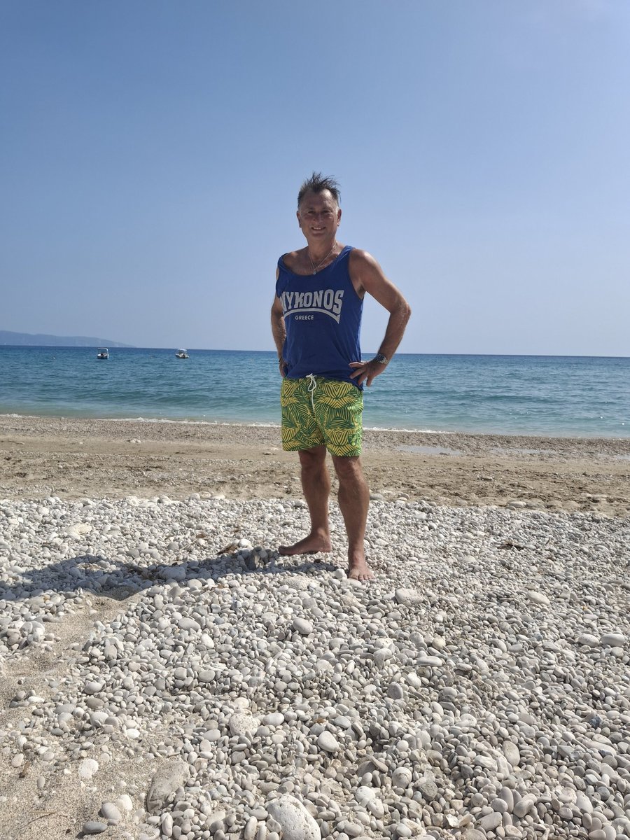 AndyHPodd's tweet photo. Norwich city shorts on... https://t.co/0Od5viwEXA