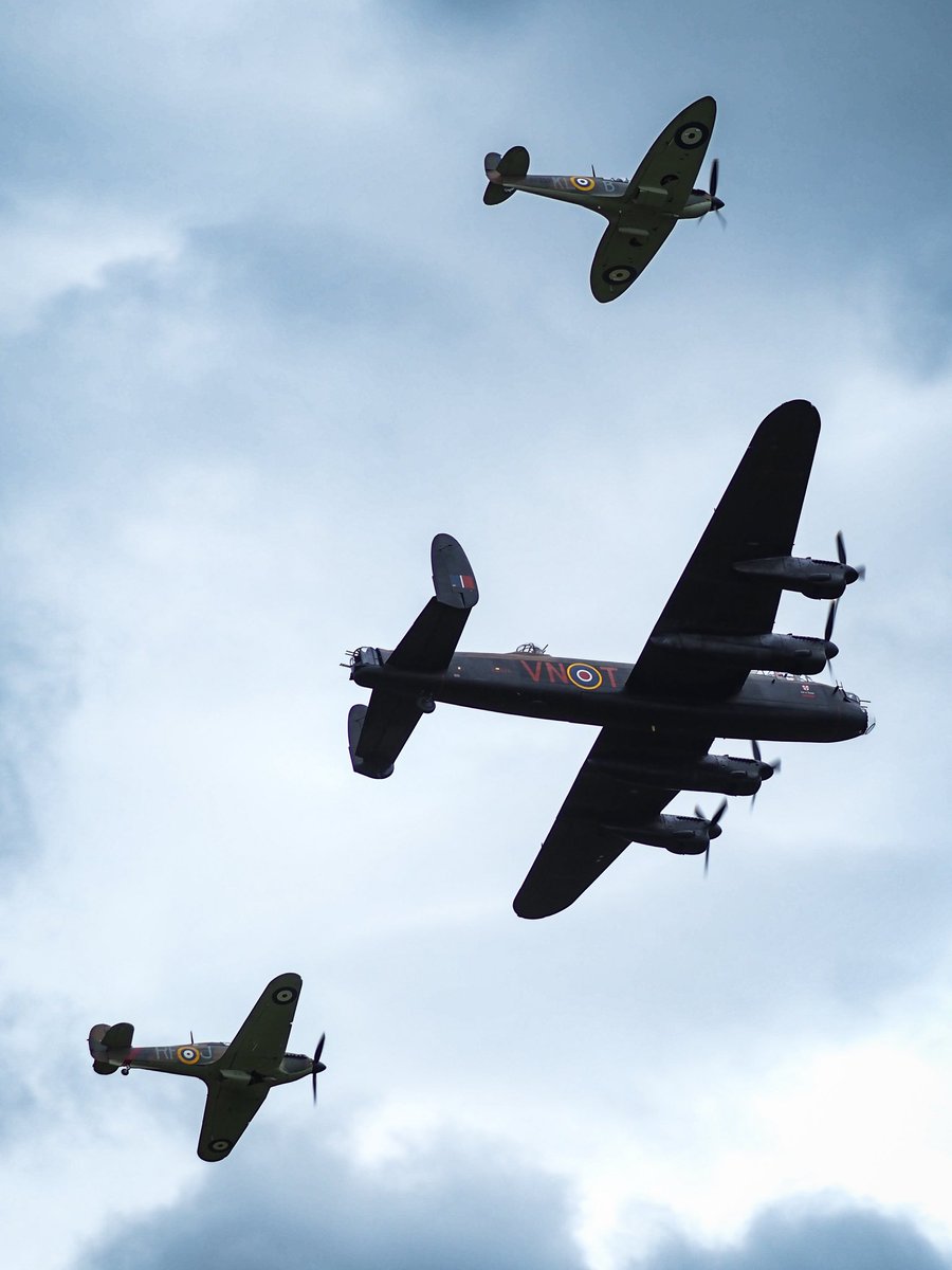 So great to see the Lancaster and the full three ship of the <a href="/RAFBBMF/">RAF BBMF</a> today. Such magnificent planes 🥰
<a href="/cosfordairshow/">RAF Cosford Air Show</a>