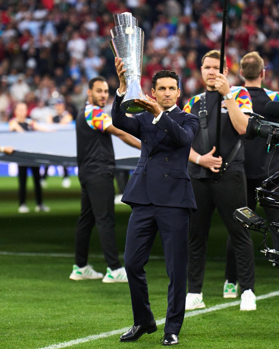 Creo que ningún jugador representa tan bien a un país como Jesús Navas.

Que saber estar, que elegancia y que respeto le tienen a nivel mundial, auténtica leyenda del fútbol.