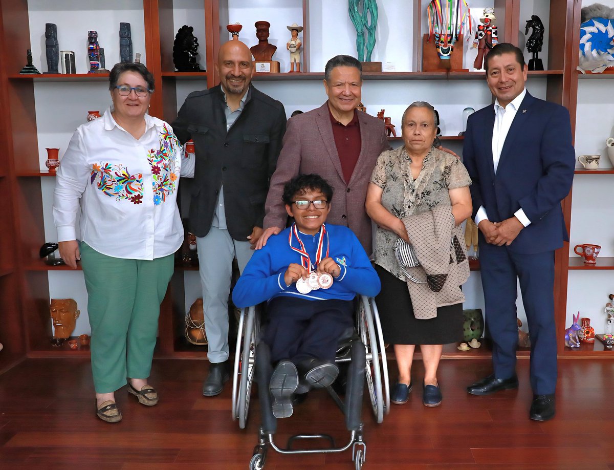 Edmundo Ramírez (@edmundo_rmz) on Twitter photo Agradecemos al Secretario <a href="/natycastrejonv/">Naty Castrejón</a>, para que nuestro Gobernador <a href="/juliomenchaca_/">Julio Menchaca</a> pudiera recibir a Marcos Emanuel Santillán.
Momentos muy especiales para todos🤝.
Marquitos ha representado a 🇲🇽 y tenerlo como alumno de <a href="/CECyTEHidalgo/">CECyTE Hidalgo</a> es un verdadero honor 🚀📚🌟. Agradecemos al Secretario <a href="/natycastrejonv/">Naty Castrejón</a>, para que nuestro Gobernador <a href="/juliomenchaca_/">Julio Menchaca</a> pudiera recibir a Marcos Emanuel Santillán.
Momentos muy especiales para todos🤝.
Marquitos ha representado a 🇲🇽 y tenerlo como alumno de <a href="/CECyTEHidalgo/">CECyTE Hidalgo</a> es un verdadero honor 🚀📚🌟.