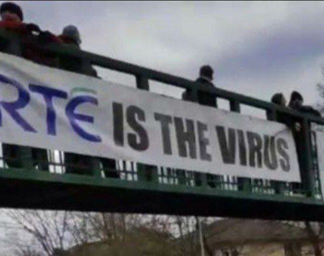 dessere88fenice's tweet photo. DALLโIRLANDA โ๏ธ๐ฎ๐ช๐ฅโ๏ธ
BLACKOUT DI NOTIZIE IN CORSO SU RTE RADIO 1 FM QUESTA MATTINA SULLA MASSICCIA PROTESTA CONTRO L'INVASIONE FRAUDOLENTA DI IERI A CORK
https://t.co/LsbXqedFFh
#ItsAnInvasion
#RTEisTheVirus https://t.co/eTlWmNYUad