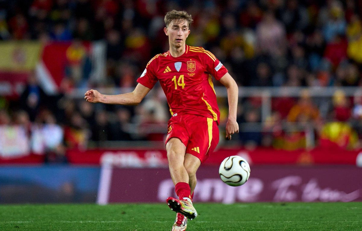 🇪🇸| Dean Huijsen, quelle vista ! ✨️

Une très bonne qualité de passe couplée à une vision de jeu plus qu’intéressante rend le joueur TROP fort...🤯

Il casse des lignes, premier relanceur et organise le jeu, le crack peut jouer 6 qu’il serait quand même excellent ! 👀

Un avis