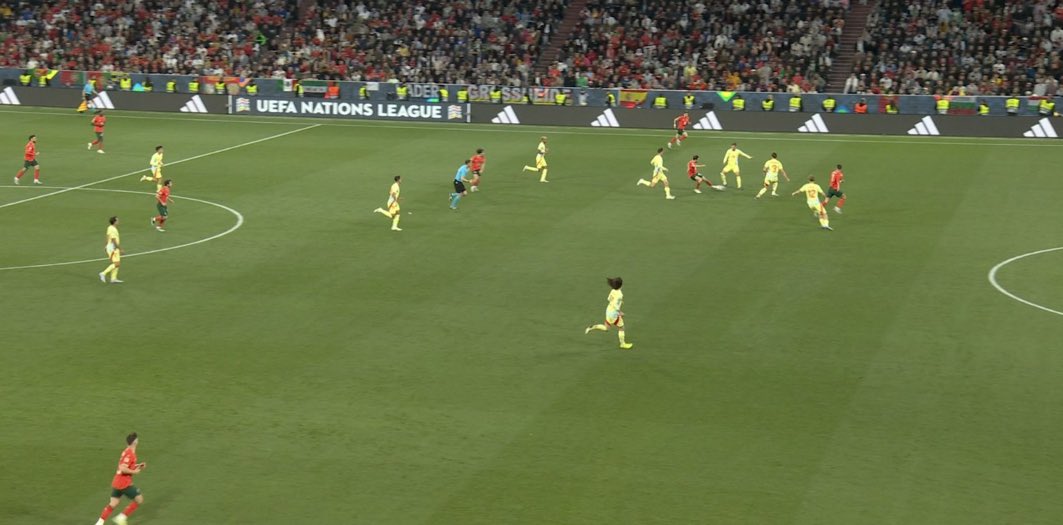 RoyAstur's tweet photo. Huijsen se queda enganchado en el gol de Nuno Mendes para Portugal.

Si fuera Cubarsí el que hubiese encajado 4 goles contra Francia o el de la foto de hoy ya lo estarían crucificando. https://t.co/Nrr61YFChr