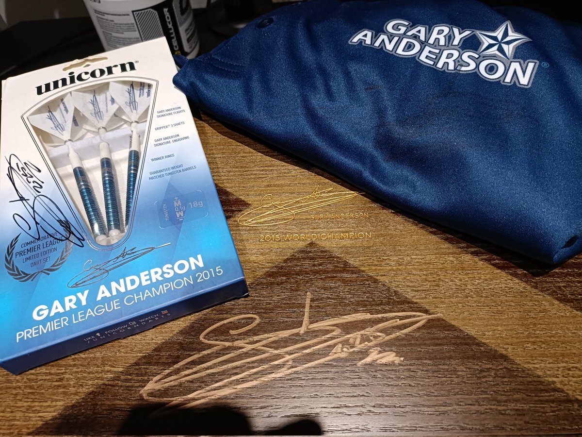 scudy2103's tweet image. Well happy with today's haul of @GaryAnderson180 signatures, played a leg of darts as well but i played like an absolute spanner 🙄 #thedontflyliketheydoathome 😆