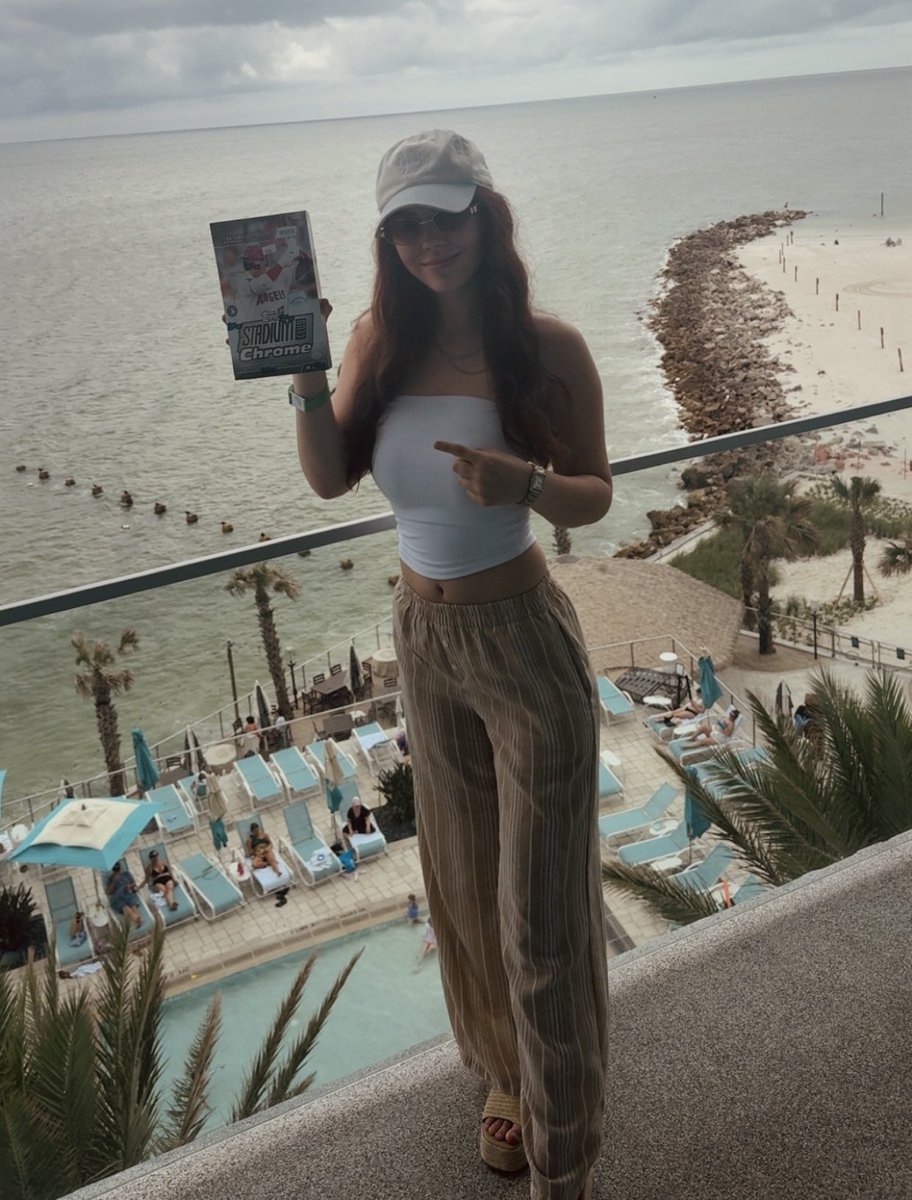 KaseysCards's tweet image. Most girls come back from vacation with cute pics…
I came back with this one of me and a box of Stadium Club 😭