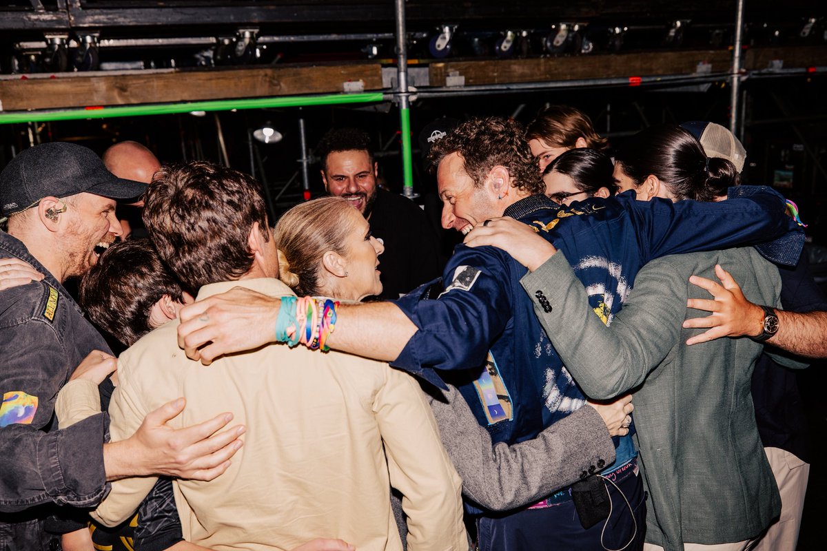 celinedion's tweet image. What an unforgettable evening with @Coldplay at @AllegiantStadium…My heart is still singing! 🎶
A heartfelt thanks to the band and their amazing team for welcoming my family with warmth and kindness.
It was all…fantastique❤️
📸: @annaleemedia