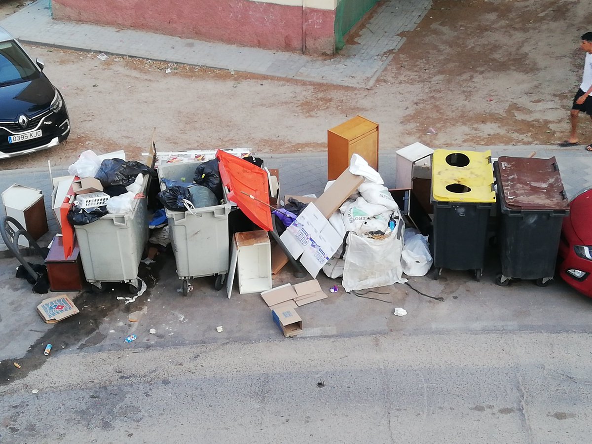 GilgonzalezA's tweet photo. @Lineamadrid contenedores ocupando espacio de aparcamiento, con basura esparcida y enseres en las aceras. Todos los fines de semana igual, a la altura de la C/ Calamocha 8 https://t.co/1ti1ngs9UK
