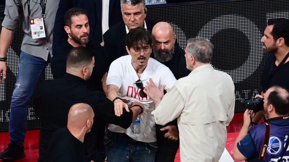 Θα παίρναμε το πιο εύκολο πρωτάθλημα αλλά ήθελες να κάνεις το κομμάτι σου και να στραφούν τα φώτα πάνω σου

Πήγες για μαλλί και βγήκε κουρεμένος

Όλη δική σου η ευθύνη, δώρισες το πρωτάθλημα στον γαυρο

Σιχαμενος, μπράβο σε όσους τον γλείφετε επειδή ο αντίλογος είναι ο Αλαφούζος