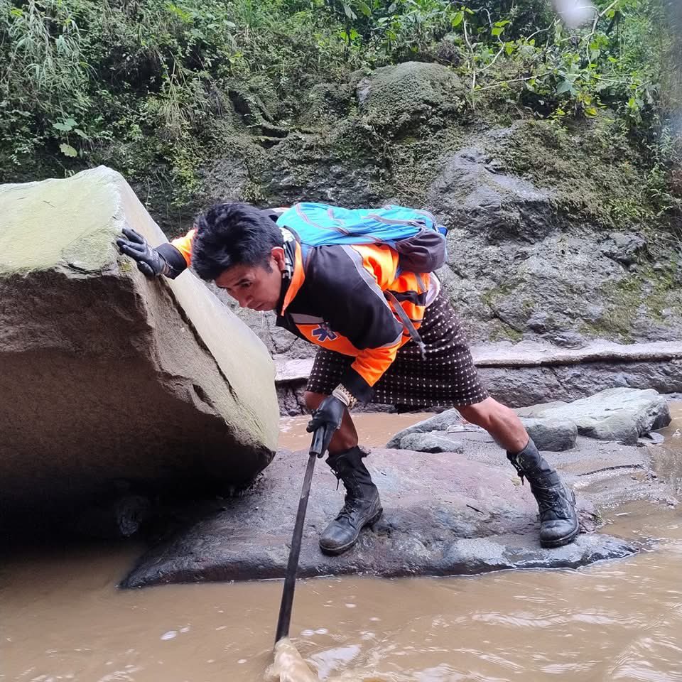 alberto_chaclan's tweet photo. Localizan parte del cuerpo de un hombre que fue arrastrado por la corriente de agua en #Nahualá, #Sololá. 

Don Tomás Chox López de 70 años, desapareció desde ayer y con este hallazgo se intensifica la búsqueda. 

@EmisorasUnidas @BVoluntariosGT https://t.co/Bxm1TQrzkY