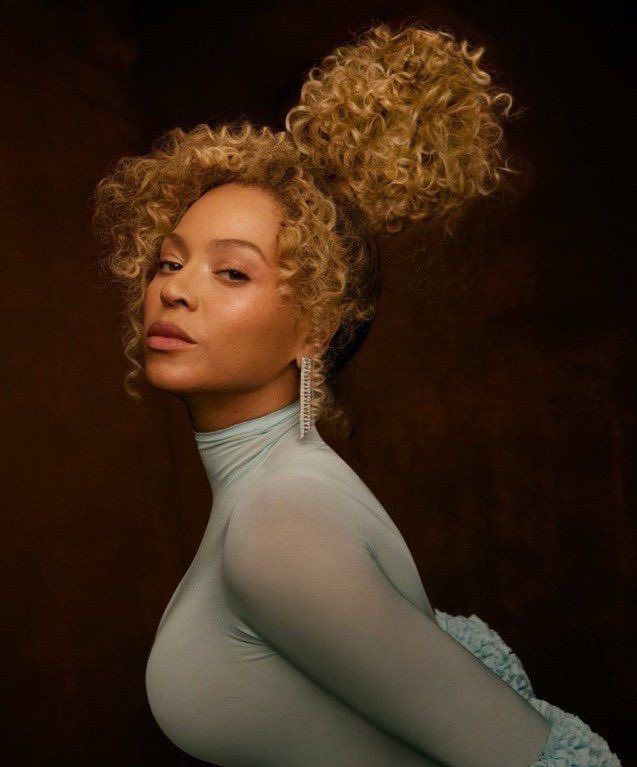 Shakira has now expressed admiration for Beyoncé on three separate occasions over the past two years:

– In 2022, speaking about the Renaissance Tour: “I was working! I definitely can’t tour with as many trucks as Beyoncé, but I was taking notes.”

– In a 2024 interview, she