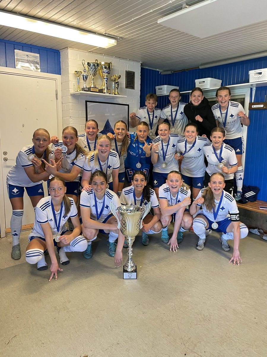 _PowerBreak's tweet image. Vinnare EFD-Trophy🥇🏆
Stolt, tacksam och oerhört glad!
Efter en väl genomförd helg med fina prestationer, står vi som segrare i EFD-Trophy⭐️
Att man dessutom fått äran att vinna cupen två år i rad gör mig stolt!🤍💙
#ifknorrköping #F17