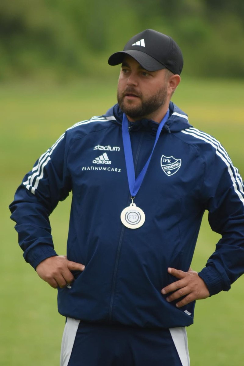 _PowerBreak's tweet image. Vinnare EFD-Trophy🥇🏆
Stolt, tacksam och oerhört glad!
Efter en väl genomförd helg med fina prestationer, står vi som segrare i EFD-Trophy⭐️
Att man dessutom fått äran att vinna cupen två år i rad gör mig stolt!🤍💙
#ifknorrköping #F17