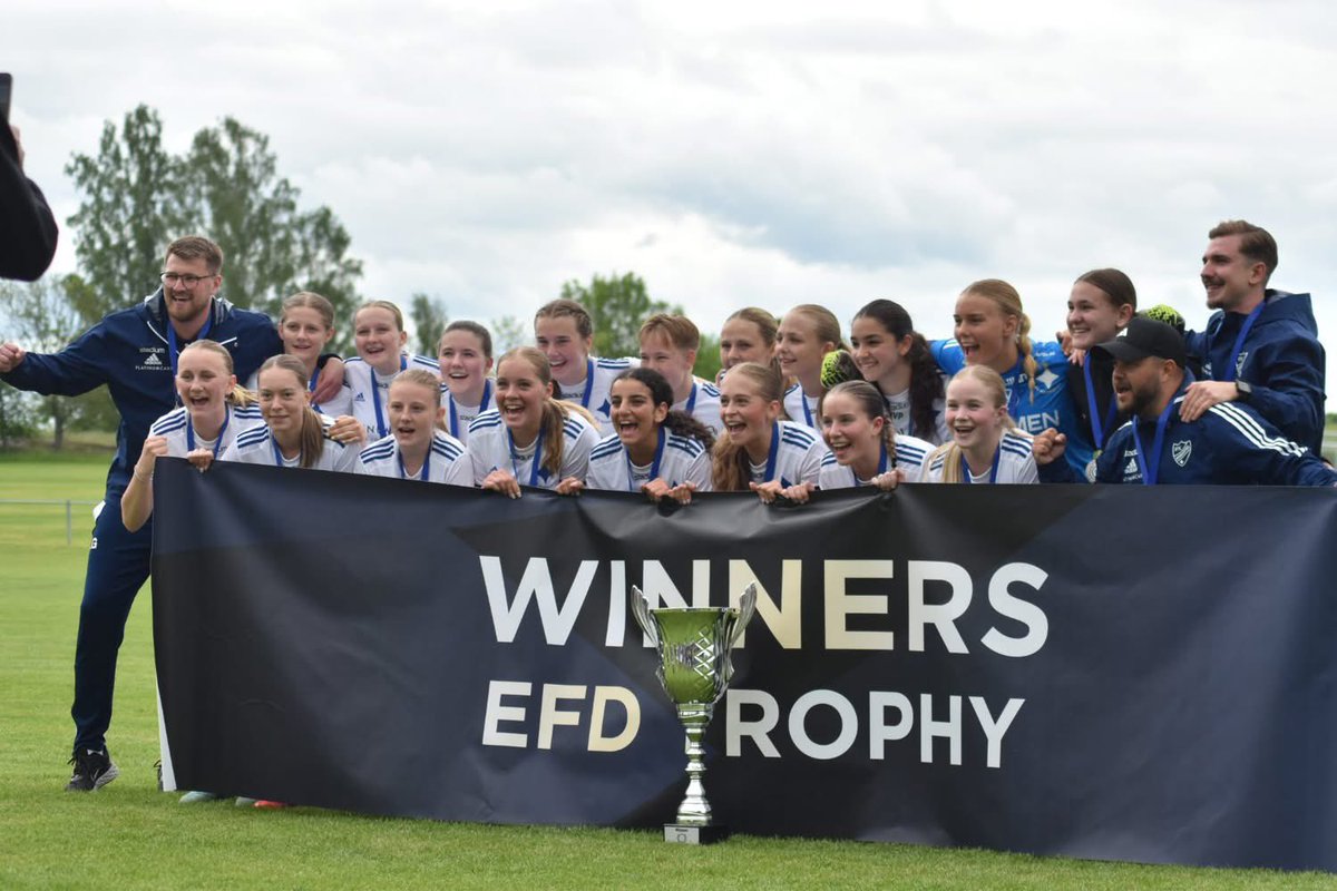 _PowerBreak's tweet image. Vinnare EFD-Trophy🥇🏆
Stolt, tacksam och oerhört glad!
Efter en väl genomförd helg med fina prestationer, står vi som segrare i EFD-Trophy⭐️
Att man dessutom fått äran att vinna cupen två år i rad gör mig stolt!🤍💙
#ifknorrköping #F17