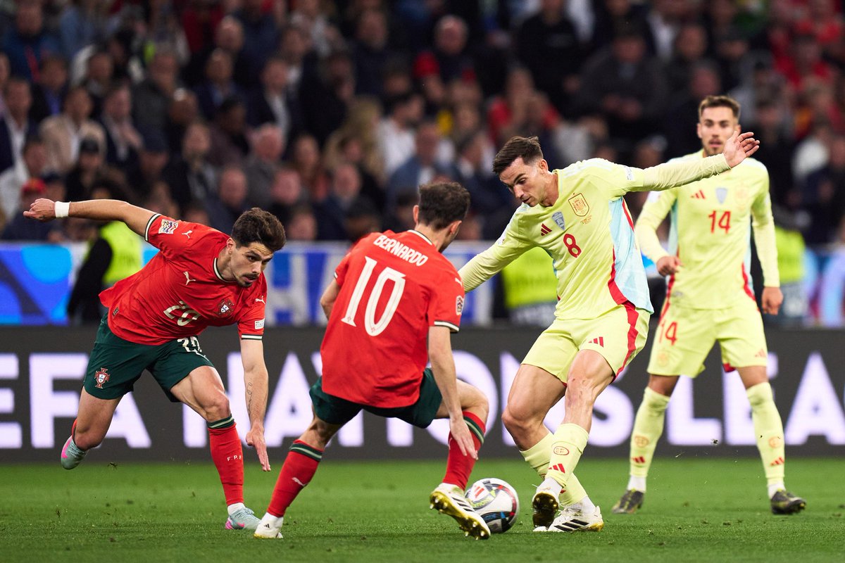 La Gran Jugada (@lagranjugadacsr) on Twitter photo ⏱️ ¡Descanso! ⚽️
🇵🇹 Portugal 1
🆚
🇪🇸 España 2
⚽️ Zubimendi (21')
⚽️⬅️ Nuno Mendes (26')
⚽️ Oyarzábal (45')
#EspañaPortugal
#NationsLeague 🏆
📻 <a href="/CanalSurRadio/">Canal Sur Radio</a>
🌐 csur.red/E2zY50QnQua
📱 App ⏱️ ¡Descanso! ⚽️
🇵🇹 Portugal 1
🆚
🇪🇸 España 2
⚽️ Zubimendi (21')
⚽️⬅️ Nuno Mendes (26')
⚽️ Oyarzábal (45')
#EspañaPortugal
#NationsLeague 🏆
📻 <a href="/CanalSurRadio/">Canal Sur Radio</a>
🌐 csur.red/E2zY50QnQua
📱 App