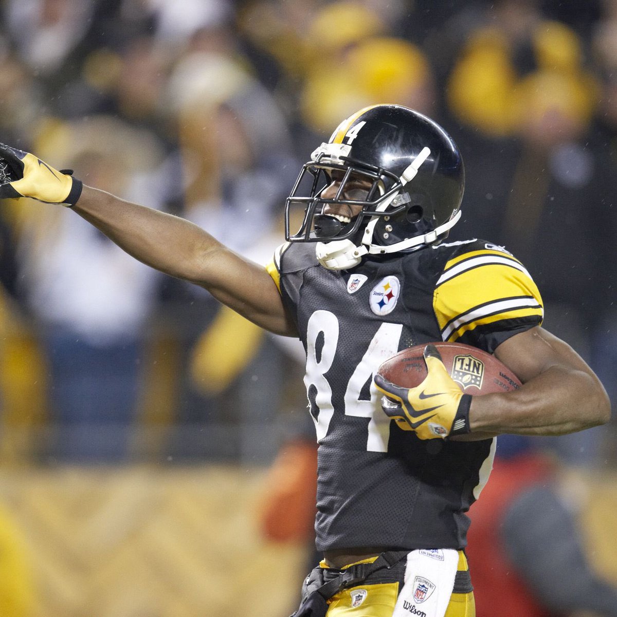 MLFootball's tweet photo. HEARTWARMING: #NFL legend Antonio Brown announced that he has started a fund to raise money for the family of police Sergeant JD White, who was tragically killed.

💔🙏

The money will go directly to White’s family, helping to cover the funeral costs and all their needs. https://t.co/MrwQw5wiMk