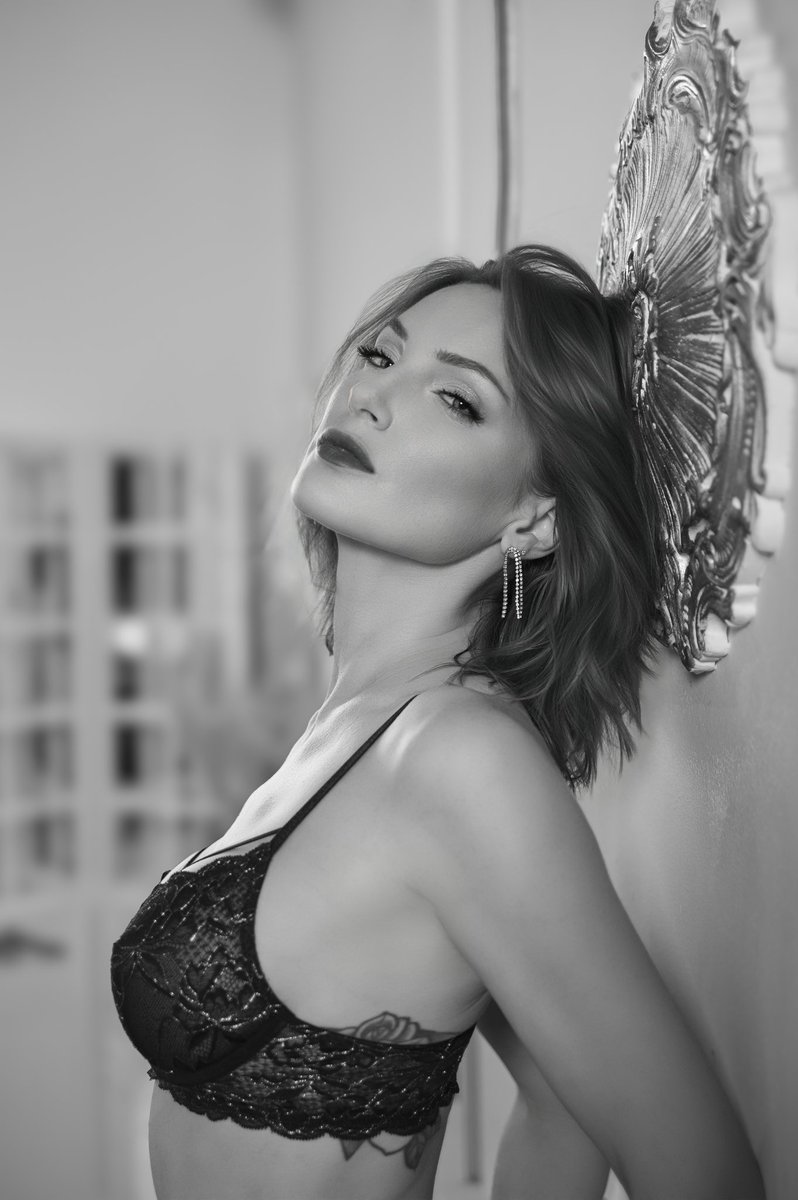 Nereida_019's tweet photo. No necesito presentarme. Si me encontraste, ya sabes lo que valgo.
Estoy de vuelta.
¿Eres un buen chico o solo otro espectador?

Mi atención tiene precio.
Demuestra que puedes pagarlo.
🔗 Tributa ahora o sigue olvidado.
https://t.co/9MeRnSsOVk https://t.co/Ac5U9dl6wE