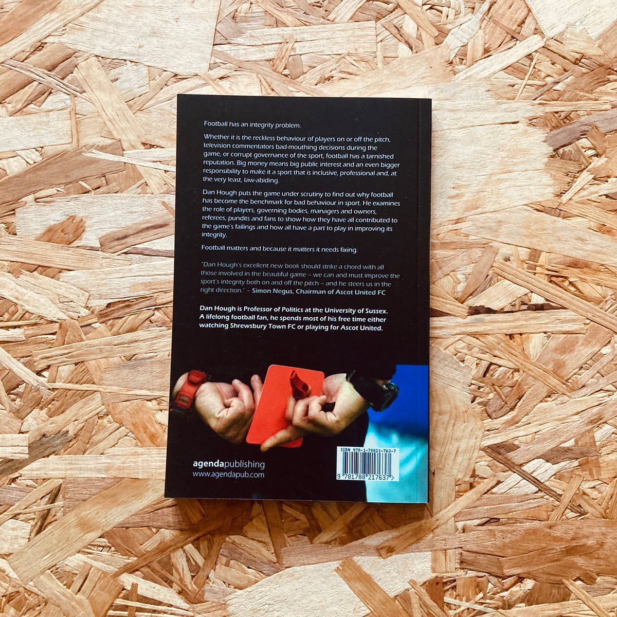 𝐑𝐄𝐒𝐓𝐎𝐂𝐊 | FOUL PLAY by <a href="/TheDanHough/">Dan Hough</a>

Hough puts the game under scrutiny to find out why football has become the benchmark for bad behaviour in sport. 

<a href="/agendapub/">Agenda Publishing</a>

🛒 stanchionbooks.com/products/foul-…