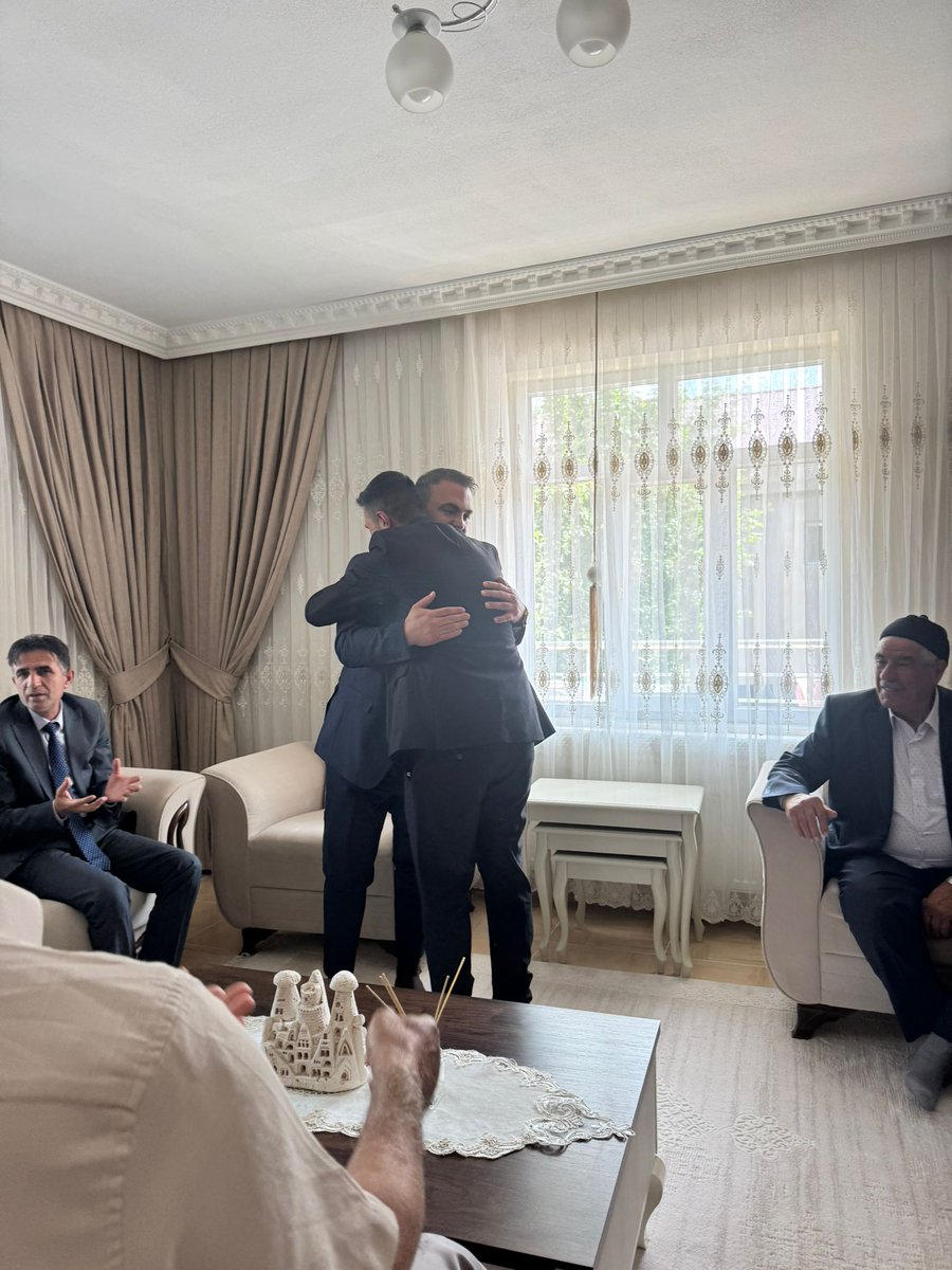 avkadirkstekci's tweet photo. Amcamın oğlu Naim Hoca ile Gelinimiz Nesrin Eralp'ın yüzük takma törenini gerçekleştirdik. 
Rabbim yüzlerini güldürsün, bir yastıkta kocatsın, ömür boyu mutlu kılsın, bu birlikteliği her iki aileye de hayırlı etsin inşallah. https://t.co/w5RMFGia8m