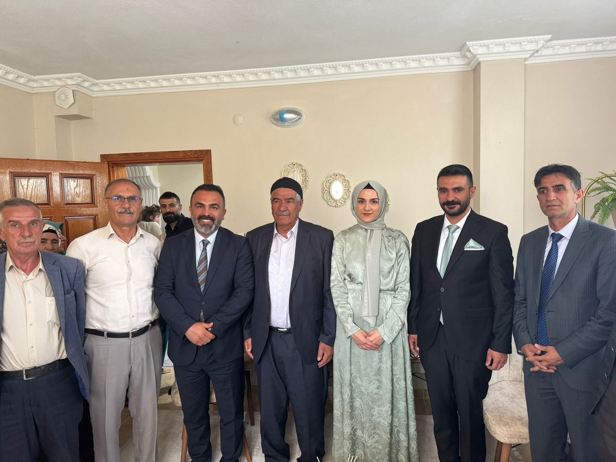 avkadirkstekci's tweet photo. Amcamın oğlu Naim Hoca ile Gelinimiz Nesrin Eralp'ın yüzük takma törenini gerçekleştirdik. 
Rabbim yüzlerini güldürsün, bir yastıkta kocatsın, ömür boyu mutlu kılsın, bu birlikteliği her iki aileye de hayırlı etsin inşallah. https://t.co/w5RMFGia8m