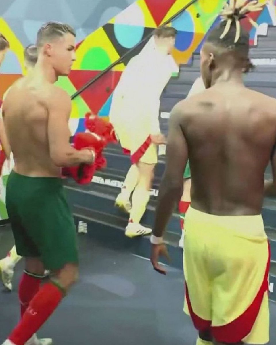 SPORTSpaceHD's tweet image. 📸 🇵🇹 🇪🇸 

نيكو ويليامز يحصل على قميص الاسطورة كريستيانو رونالدو بين الشوطين

#نهائي_دوري_الأمم_الأوروبية