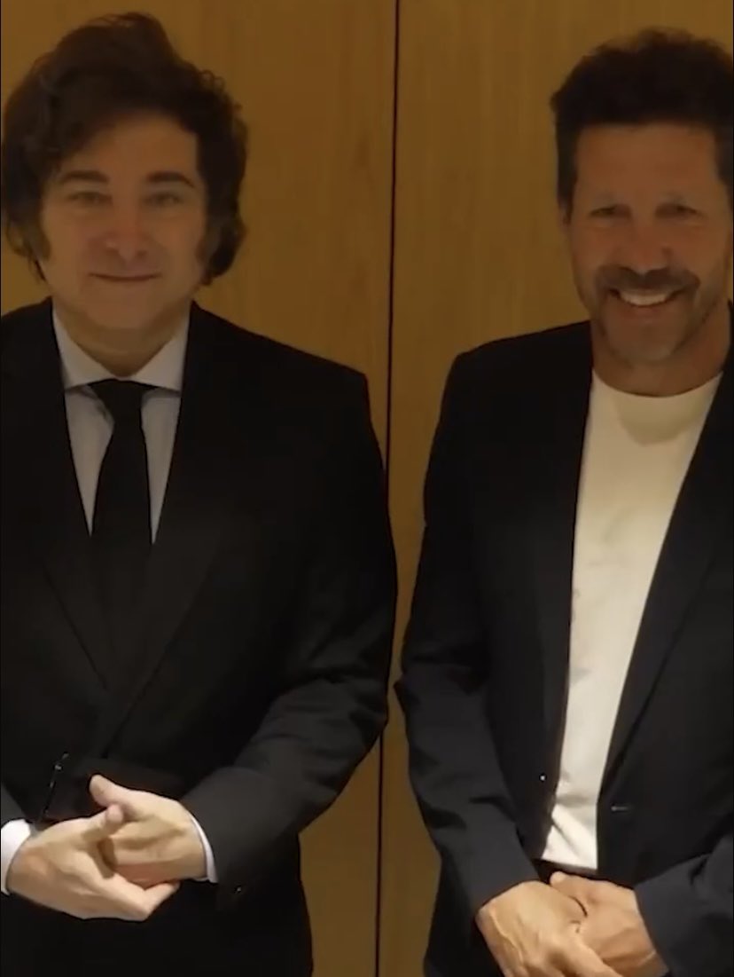 Como antes 
👉 Tévez 
👉 Agüero 
👉 Dibu 
👉 Palermo 
👉 Ruggieri 
👉 Kempes 
Ahora se suma Simeone , a los futbolistas desclasados . 
La figura de Diego se agiganta día a día !