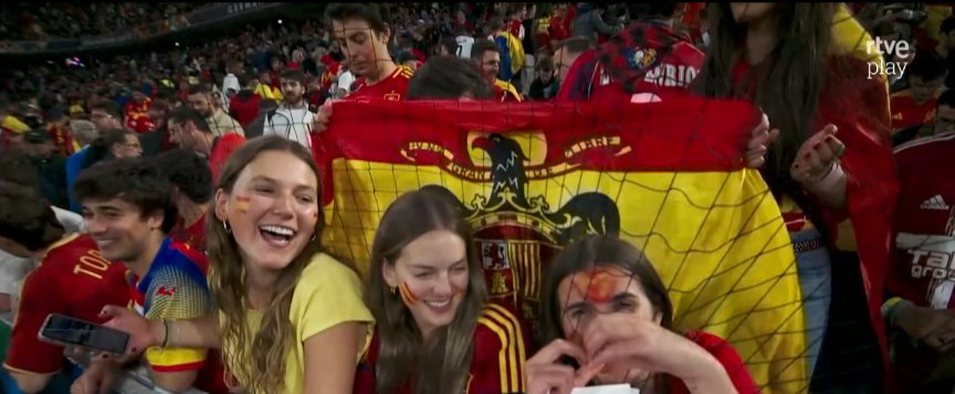 Una bandera franquista en la grada de la afición de España hoy en la final de la Nations League en Múnich. En Alemania la apología fascista está perseguida con penas de prisión.