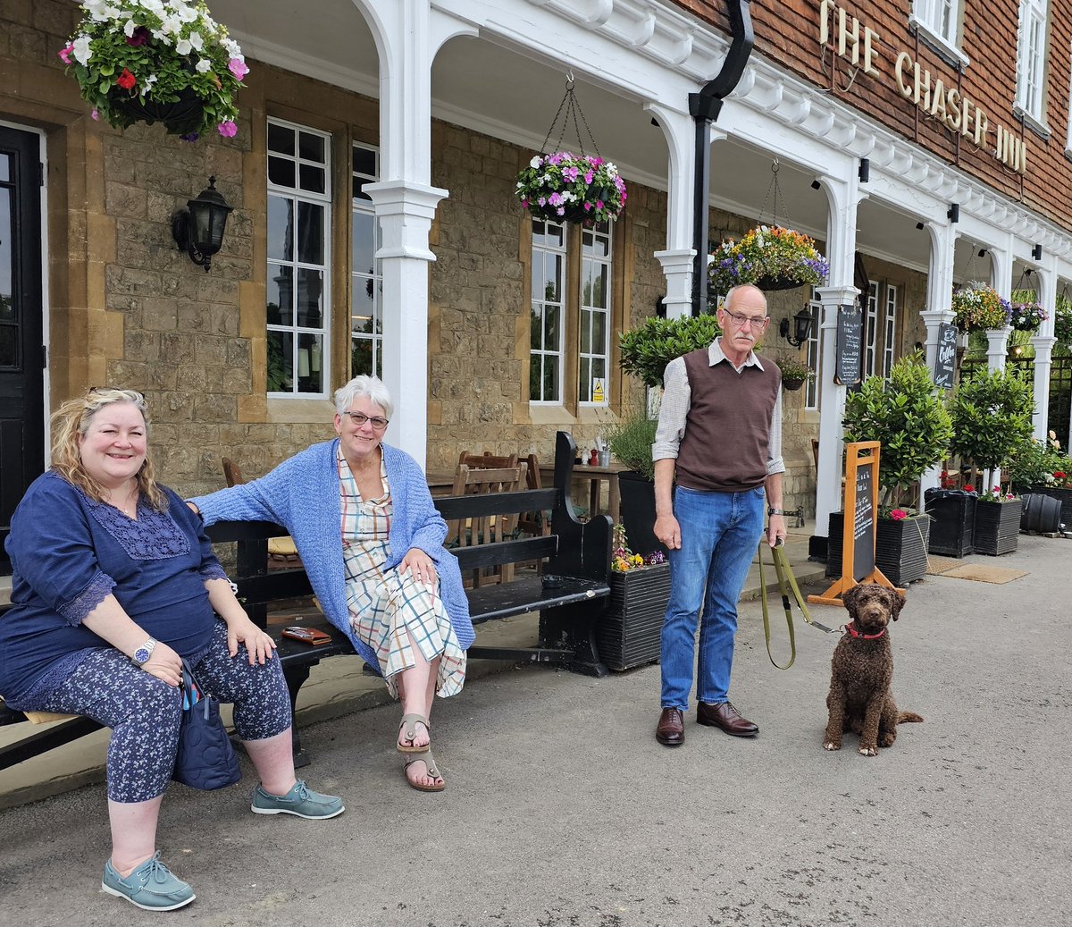 SecurityRollo's tweet photo. A wonderful evening with number one Sis in Law, Pam Mills, Super Bro, Steve Mills, Basil the wonder dog and my lovely Wife, Mandy Davies at The Chaser Inn, Kent.
Great food.
Excellent company.
♥️
#SundayRoast #BeerOClock #DogFriendly #FriendlyDog #LovelyMeal #ChaserInn https://t.co/4xf5rpdcfB