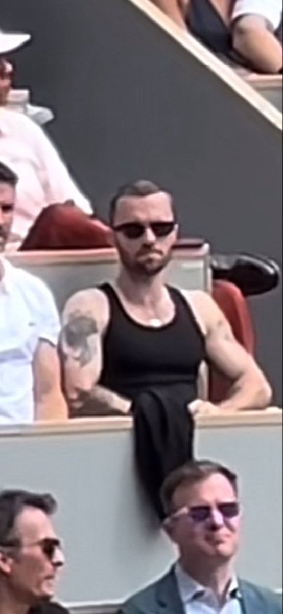 Zooo89_'s tweet photo. Squeezie on dirait un G.I Joe mdrrr #RolandGarros25 https://t.co/EdvacuY8H0