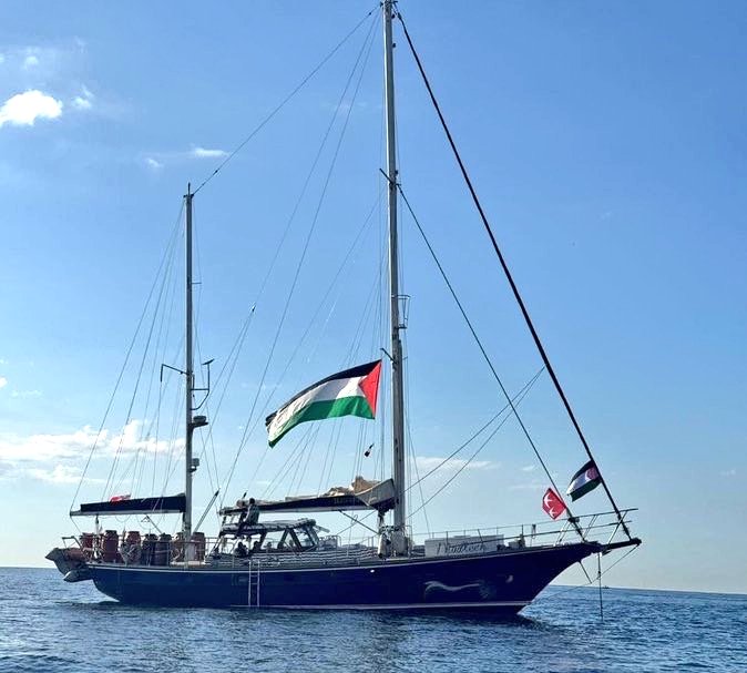 Kann: 

“İsrail ordusu, Greta Thunberg’in "Özgürlük Filosu"nu barışçıl yollar ile ele geçirmeyi, limana çekmeyi ve aktivistleri tutuklamayı planlıyor.” #Madleen #siyonizm #FreePalestine #Filistin #Palestine #Gaza #MadleenToGaza