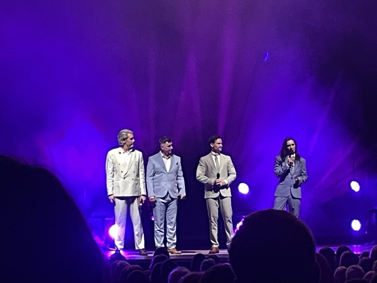 Caroline 🐧 tweet media