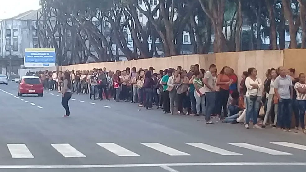 É assim que está a fila para ir chupar o Nuno Mendes