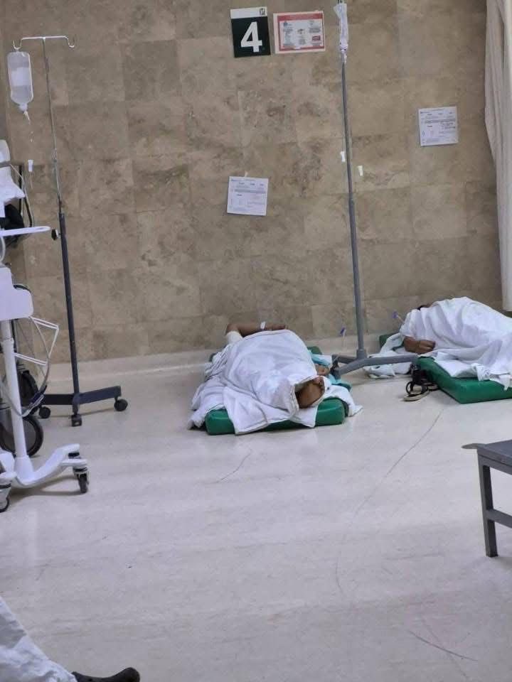 azucenau's tweet photo. 🔴 Reportan que debido a la falta de insumos en la clínica 15 del @Tu_IMSS, en Tehuacán, #Puebla, algunos pacientes se encuentran en el piso.

📸: @farodigitalpue https://t.co/iwbibYFwQg