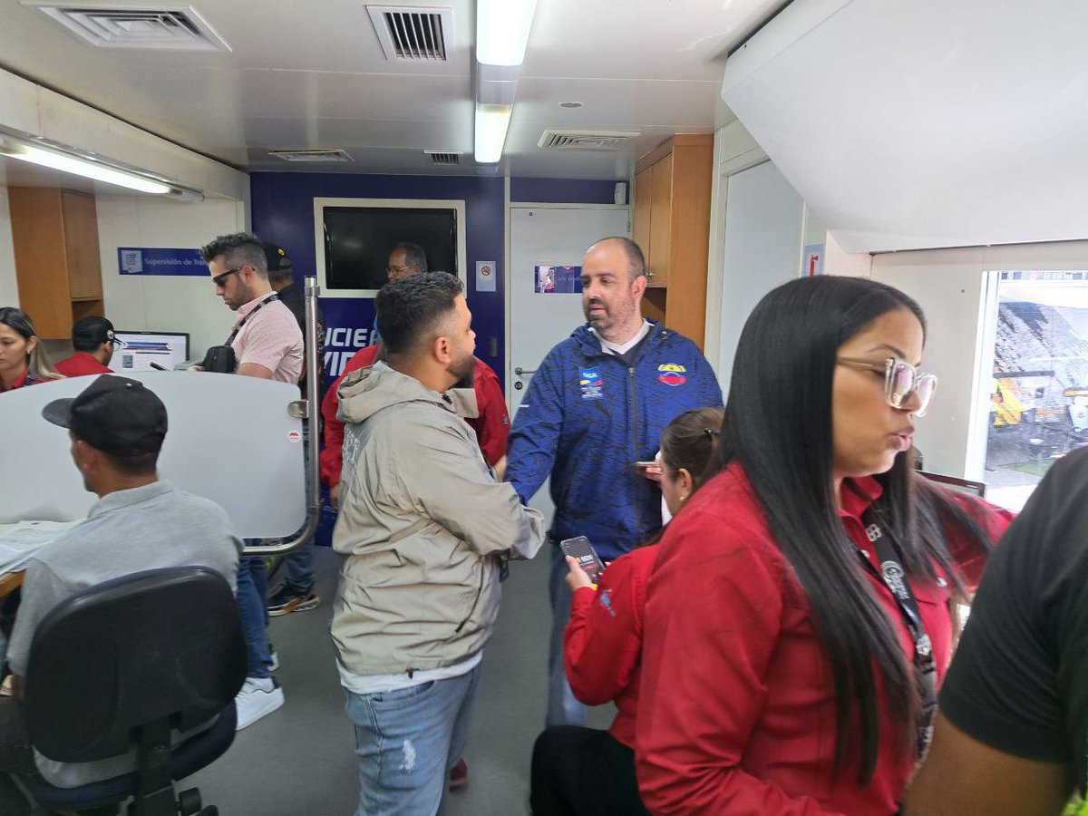 InttContigo's tweet photo. Presidente  del INTT, Luis Granko, supervisa el gran operativo de trámites  vehiculares, actividades de concienciación e innovaciones que pone a  disposición la institución en la Top Speed Venezuela en el Poliedro de  Caracas https://t.co/aOllD6ESgC