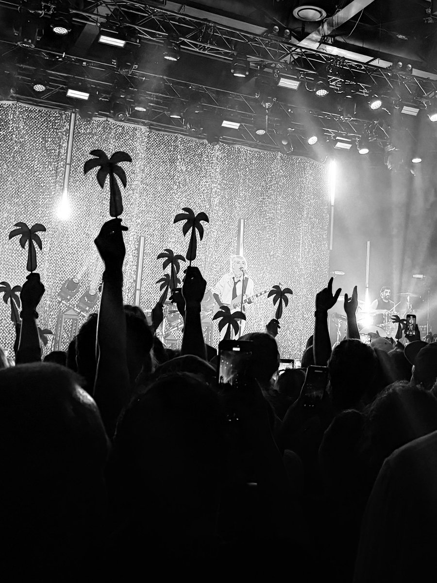 17+ years of listening to <a href="/lights/">Lights</a> is blowing my mind right now. like what??? last night was everything I needed.