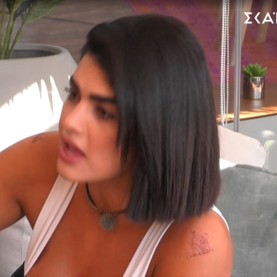 jimmijimmis's tweet photo. #BigBrotherGR 
Ο Ντεντο ειπε μονο στην κλικα οτι οποιος ειναι πλαϊ στην Ζωή φευγει.
Στο δωματιο ηταν μονο η κλικα.
Η ψευτρα η Ζωη παρει να το διαστρεβλωσει και λεει οτι ο Ντεντοπουλος εχει πει στους αλλους να ψηφισουν τον Νταντα.
Επισης στραβαδια ειπε Μπαμπη,Γιαννη. Οχι αλλους. https://t.co/kO9OMNL6DX