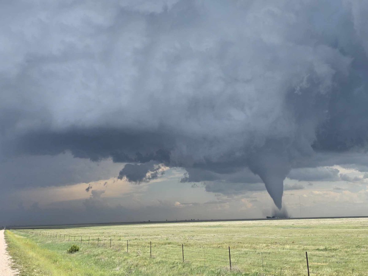 KyleGraves24's tweet photo. ONLYSTORMS Member Russell ghallager with a beast near texline! https://t.co/BUaeChU3eK @ReedTimmerUSA #wxtwitter #Tornado https://t.co/apHQi8u0FP