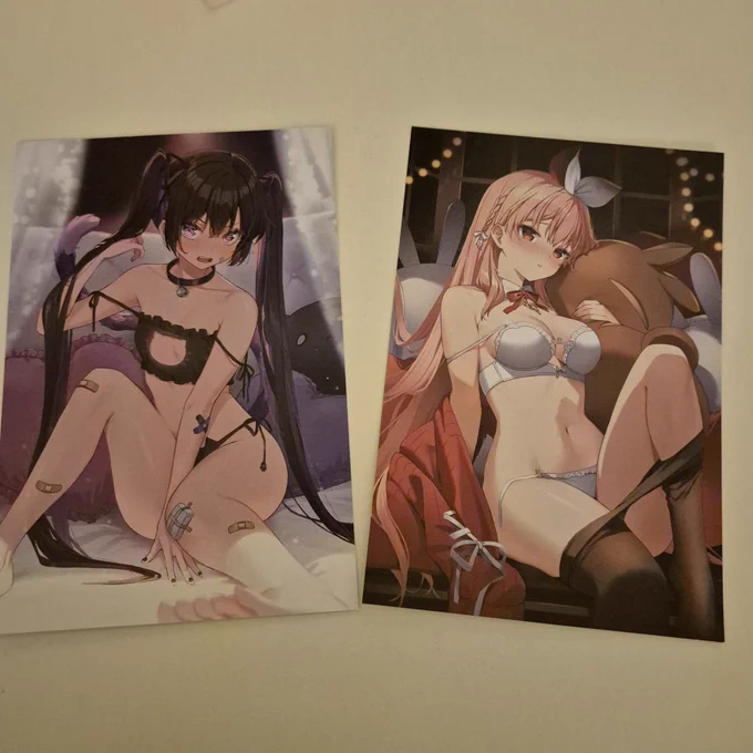 Hehe... i managed to get the postcards from looking glass exhibition signed It was so nice meeting you again and mane san too!!!