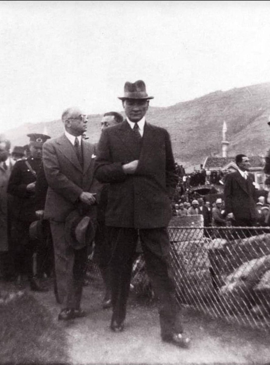 Mustafa Kemal Atatürk,

He founded the Republic of Türkiye in 1923.
x.com/HomerosHayyam4…