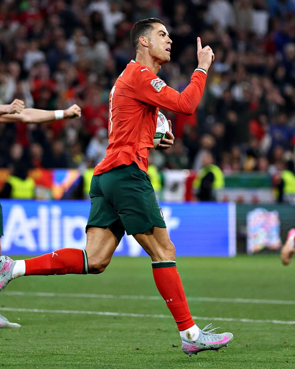 SPORTSpaceHD's tweet image. ومن غيره صاروخ ماديرا🚀

كريستيانو رونالدو يسجل هدف التعادل لـ البرتغال أمام إسبانيا لتعود المباراة إلى نقطة البداية 🇵🇹🔥