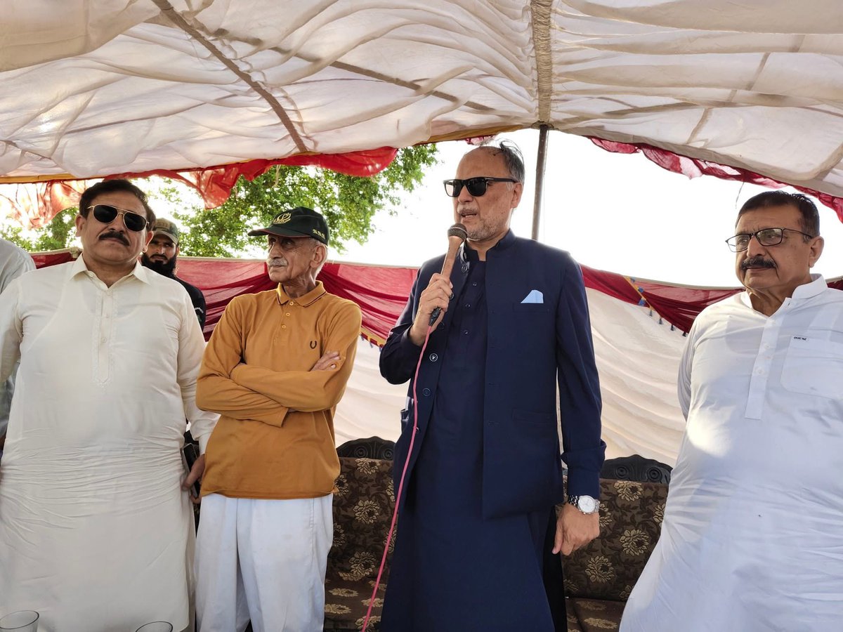 betterpakistan's tweet image. داؤد گاؤں میں نوجوانوں کے لئے کھیل کا میدان فراہم کیا جس پر انہوں نے شاندار کرکٹ ٹورنمنٹ  کا انعقاد کیا جس میں 30 ٹیموں نے حصہ لیا۔  فائینل مقابلہ میں بحیثیت مہمان خصوصی شرکت کی۔ فائینل میں دونوں ٹیموں نے  شاندار کھیل کھیلا اور آخری گیند پر داؤد گاؤں کی ٹیم نے میچ جیت لیا۔