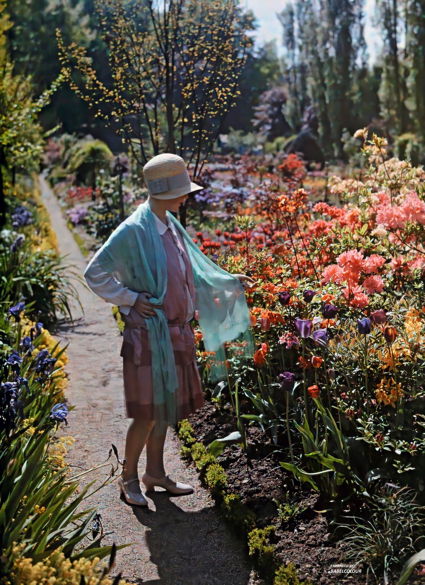 Taken exactly 97 years ago this month -  in June 1928 - this beautiful autochrome study of a German garden in Baden is a wondrous riot of colour. I just love the 'twenties outfit with cloche hat and aqua marine scarf! It is all original colour, not colourised. 😍