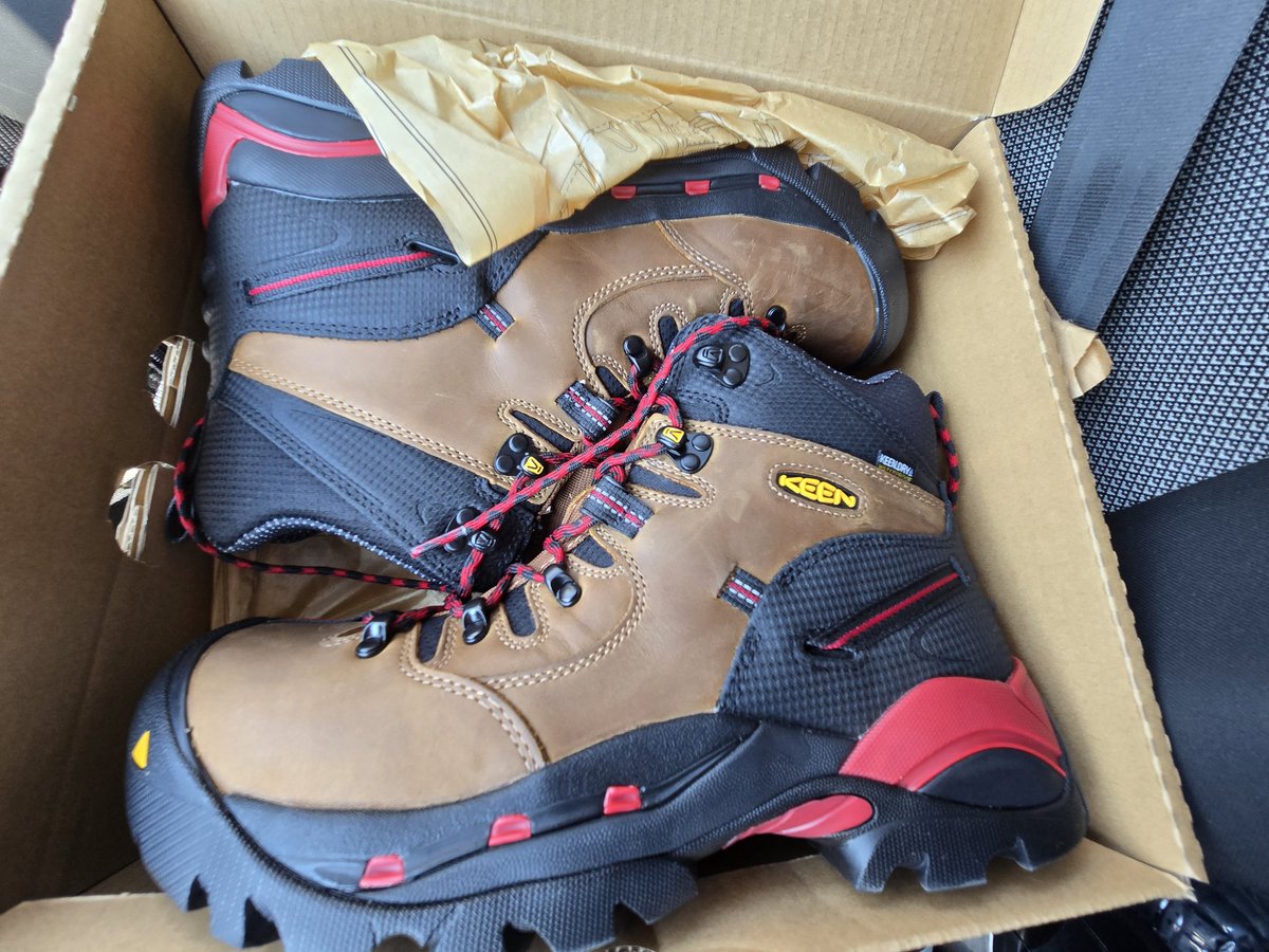 JoeHungloRedux's tweet image. OT today paid for some new kicks.

These are hands down the most comfortable on day one boots I've ever owned. 🤟🏻

@KEEN 

#ServiceTechLife