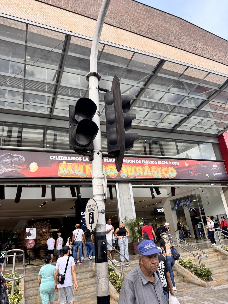 YeissonV's tweet photo. @sttmed @AlcaldiadeMed @FicoGutierrez semáforo dañado en la entrada principal del centro comercial Florida, zona de muchos peatones‼️🚨 https://t.co/Cws8vJH9Bt