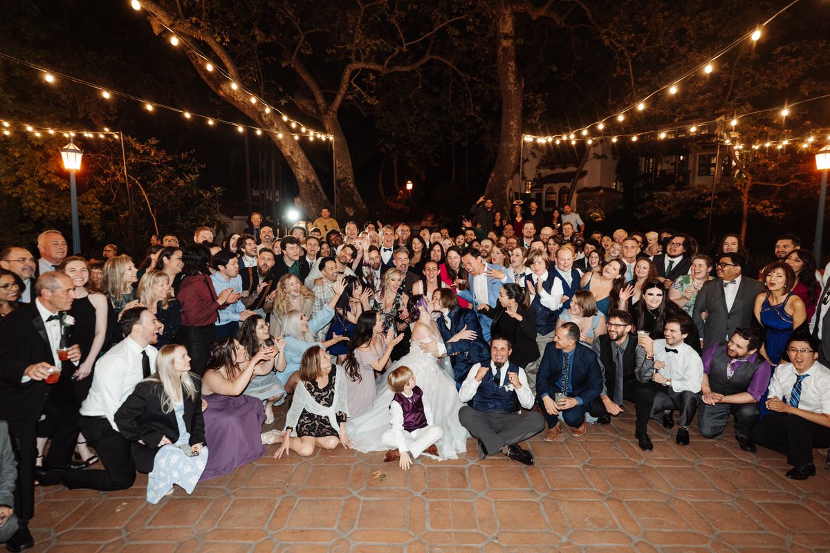 Yesterday was our one year wedding anniversary, and these are still my absolute favorite photos from the whole day. 10/10 recommend doing a whole group photo at your wedding. 🥰