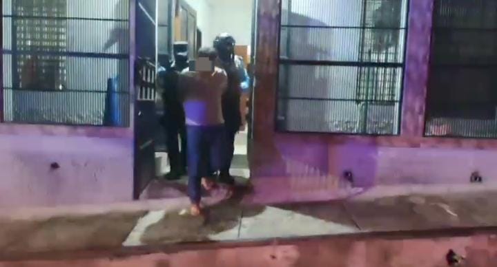 11_Noticias's tweet photo. 🚓En Lepaera, Lempira, capturan a alias "El Toro" 🐂 por tráfico de drogas 💊
Durante el allanamiento realizado por la #DIPAMCO y la #DIPOL se le decomisó supuesta cocaína, una balanza digital, 💵 dinero en efectivo y un 📱 celular.
El detenido fue puesto a la orden de la fiscalía local, por suponerlo responsable del delito de tráfico de drogas en perjuicio de la salud pública. ⚖️