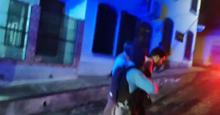 11_Noticias's tweet photo. 🚓En Lepaera, Lempira, capturan a alias "El Toro" 🐂 por tráfico de drogas 💊
Durante el allanamiento realizado por la #DIPAMCO y la #DIPOL se le decomisó supuesta cocaína, una balanza digital, 💵 dinero en efectivo y un 📱 celular.
El detenido fue puesto a la orden de la fiscalía local, por suponerlo responsable del delito de tráfico de drogas en perjuicio de la salud pública. ⚖️