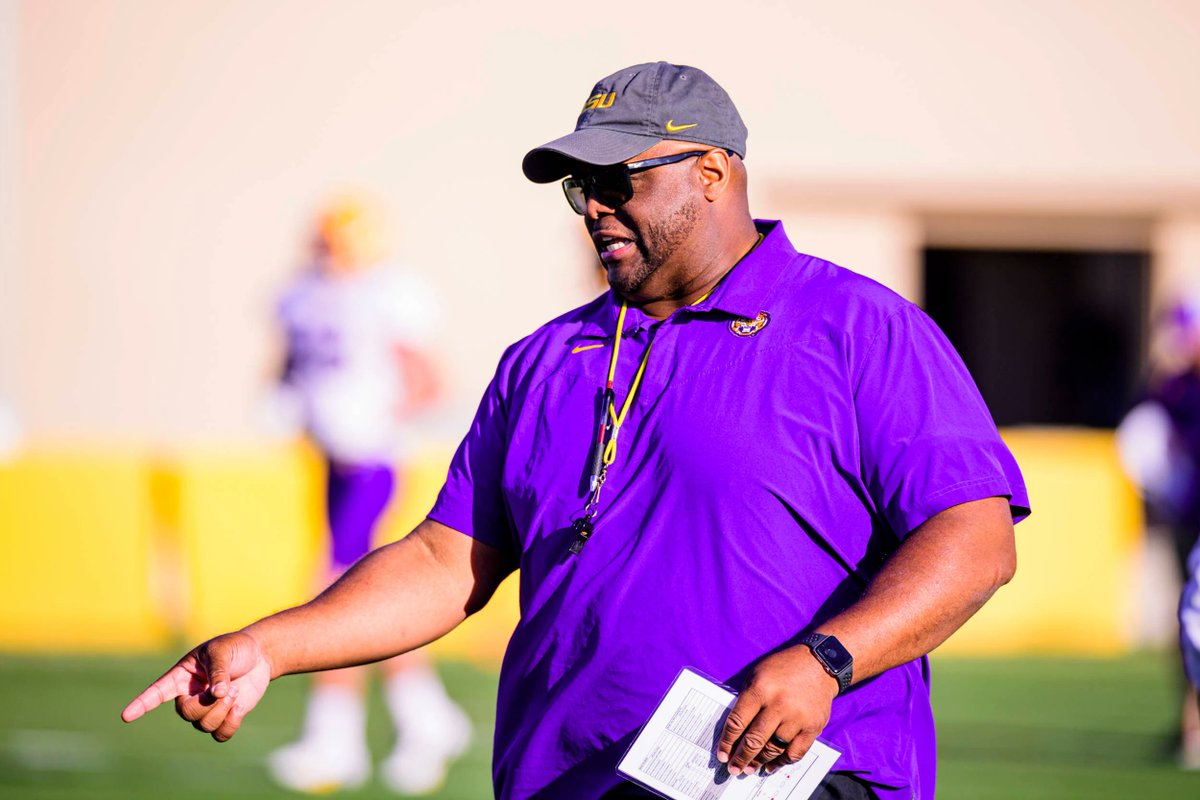LSU OL Coach Brad Davis - Creating Defensive Run Fits Concept Reels 🧵

- Tight Zone
- Wide Zone
- Counter