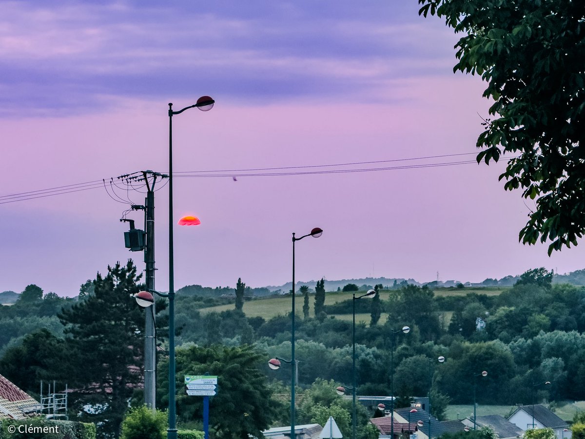 Clement87270's tweet image. Coucher de soleil ce soir dans le Nord-Pas-de-Calais soleil rouge via la fumée des incendies du Canada 🇨🇦 @MeteoExpress @lachainemeteo #feu